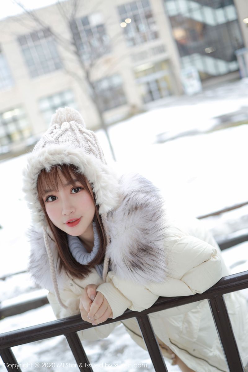 [MFStar模范学院] 美女模特恩率babe性感开背毛衣系列北海道旅拍 Vol.262