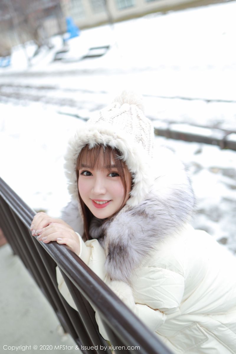 [MFStar模范学院] 美女模特恩率babe性感开背毛衣系列北海道旅拍 Vol.262