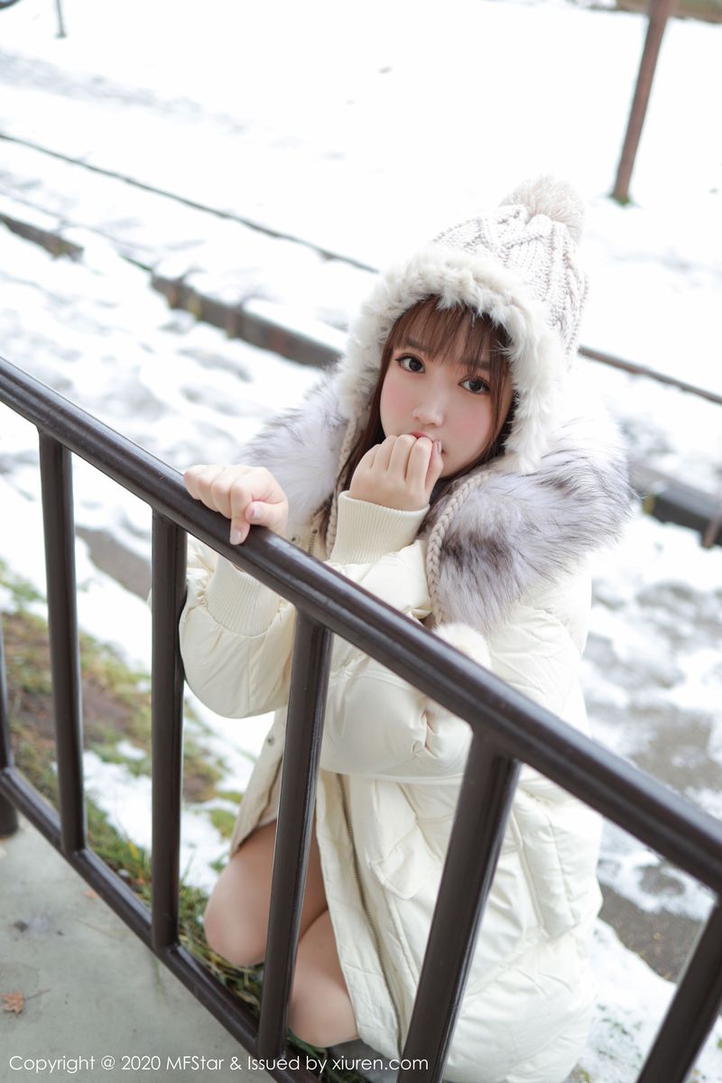 [MFStar模范学院] 美女模特恩率babe性感开背毛衣系列北海道旅拍 Vol.262