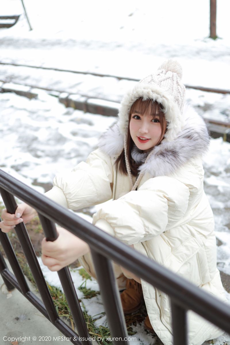 [MFStar模范学院] 美女模特恩率babe性感开背毛衣系列北海道旅拍 Vol.262