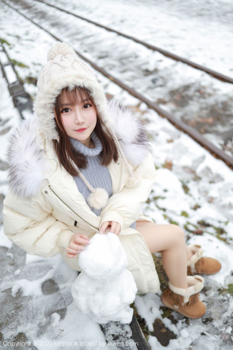 [MFStar模范学院] 美女模特恩率babe性感开背毛衣系列北海道旅拍 Vol.262