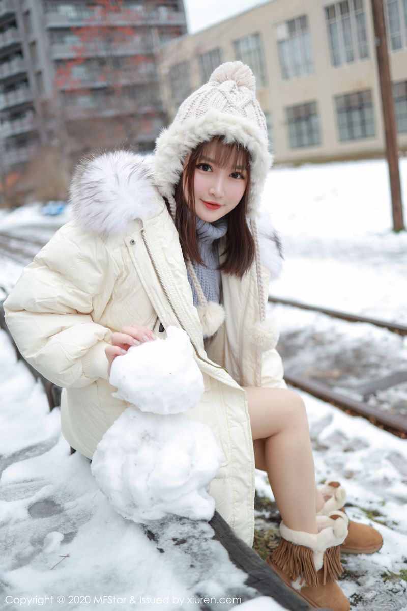 [MFStar模范学院] 美女模特恩率babe性感开背毛衣系列北海道旅拍 Vol.262