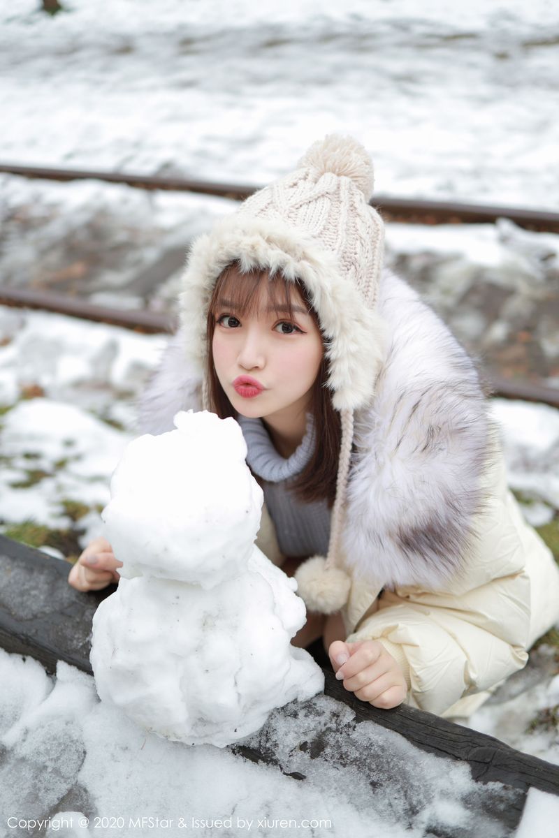 [MFStar模范学院] 美女模特恩率babe性感开背毛衣系列北海道旅拍 Vol.262