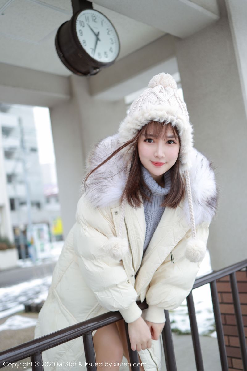 [MFStar模范学院] 美女模特恩率babe性感开背毛衣系列北海道旅拍 Vol.262