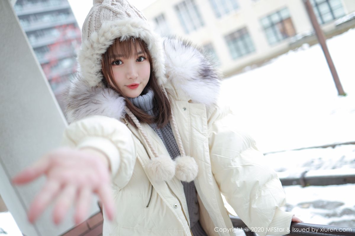 [MFStar模范学院] 美女模特恩率babe性感开背毛衣系列北海道旅拍 Vol.262