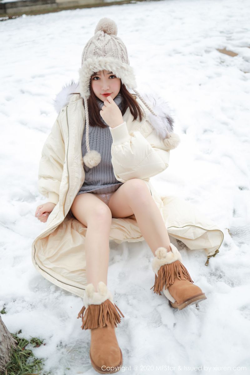 [MFStar模范学院] 美女模特恩率babe性感开背毛衣系列北海道旅拍 Vol.262