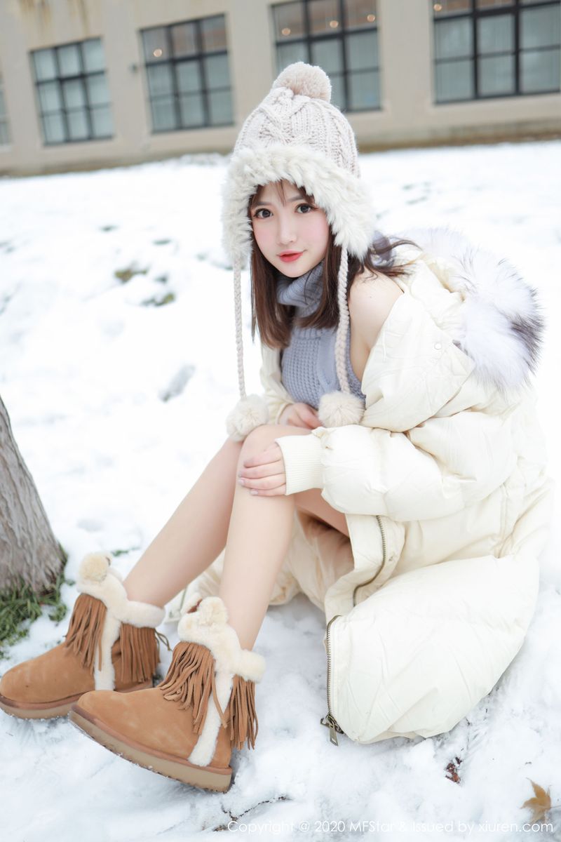 [MFStar模范学院] 美女模特恩率babe性感开背毛衣系列北海道旅拍 Vol.262