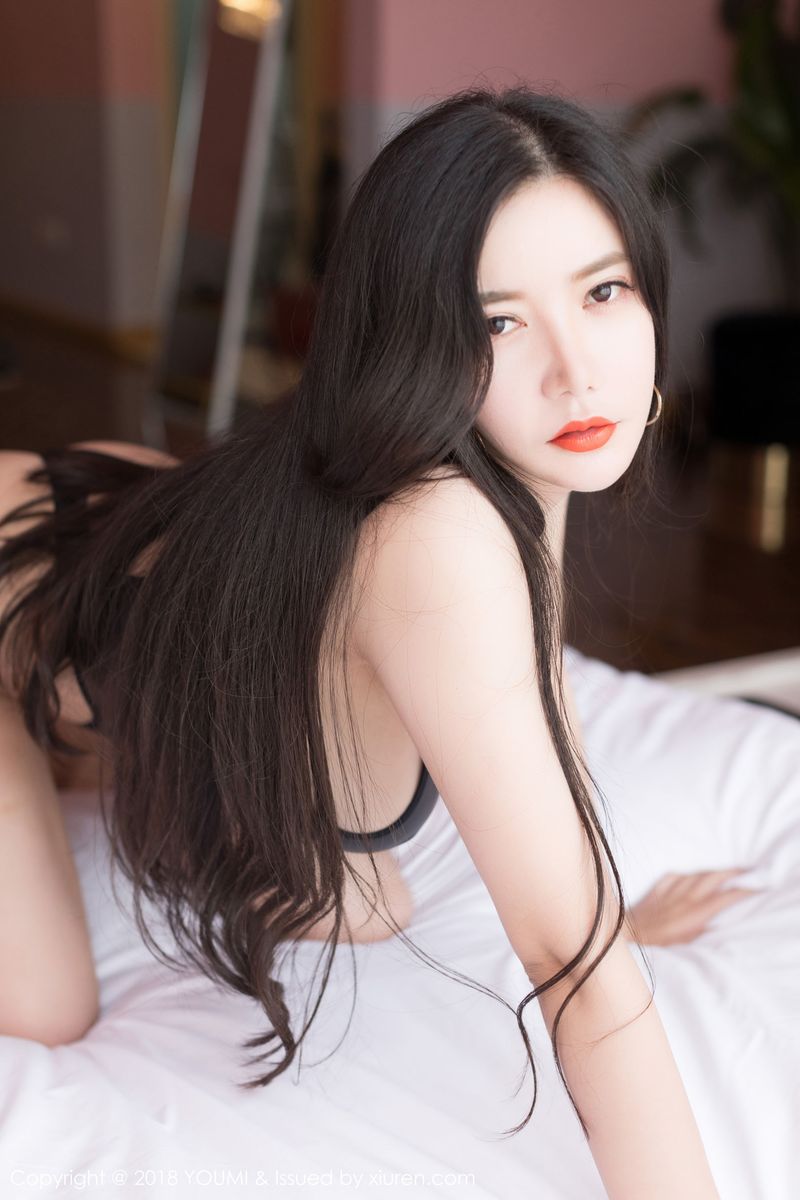 [YouMi尤蜜荟] 性感女神心妍小公主红唇美臀激凸私房写真 Vol.231