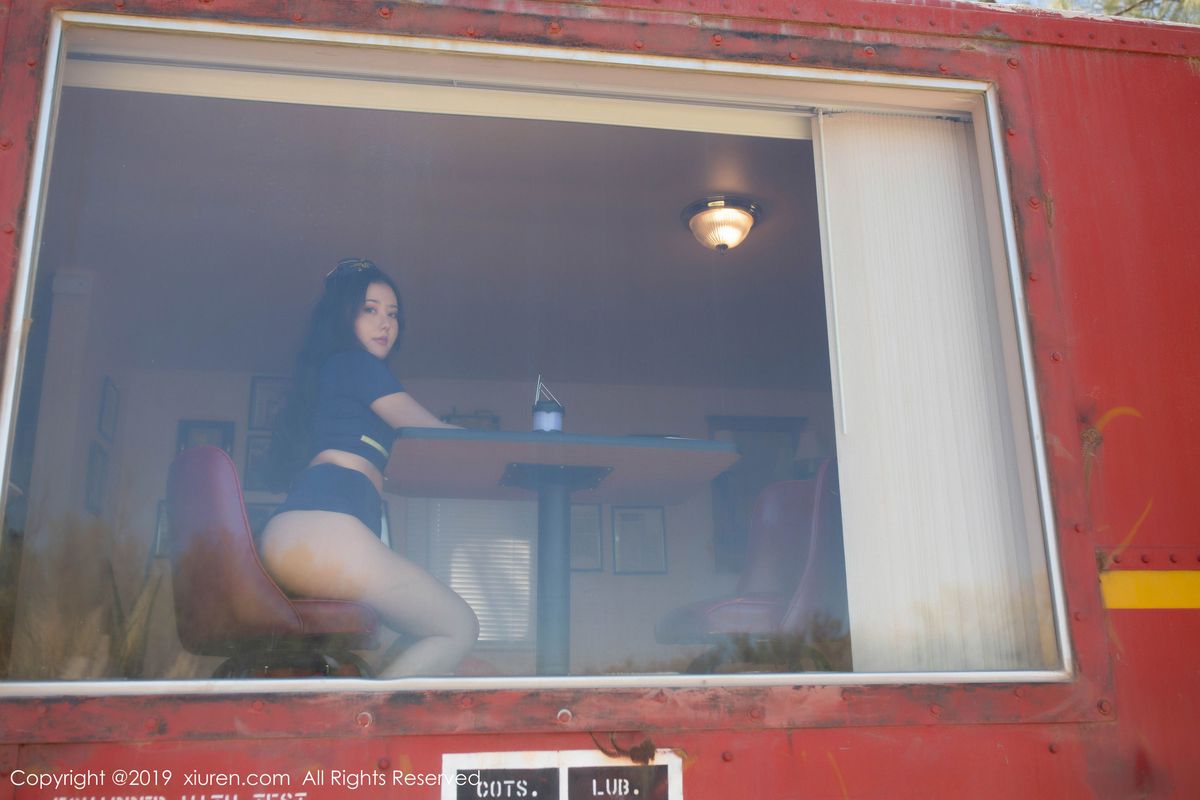 [XIUREN秀人网] 性感女神Manuela玛鲁娜火车乘务员扮演诱人写真 No.1755
