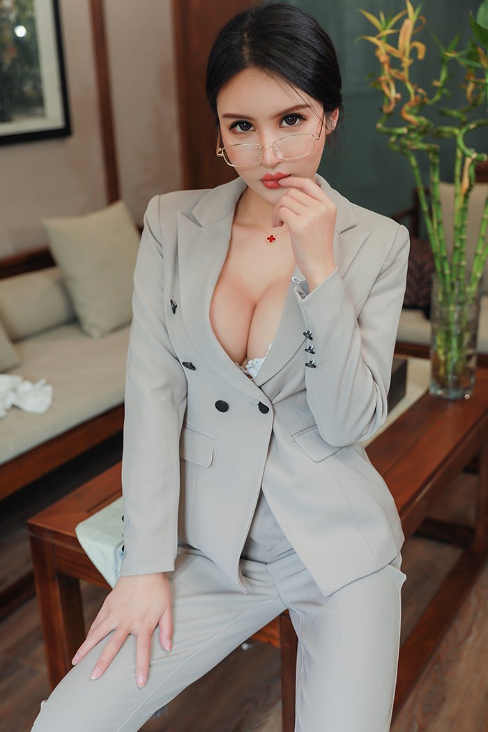 极品小秘书Emily无内丝袜包臀露酥胸