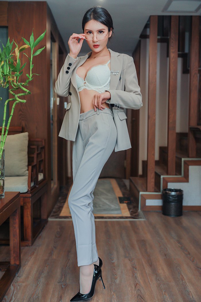 极品小秘书Emily无内丝袜包臀露酥胸