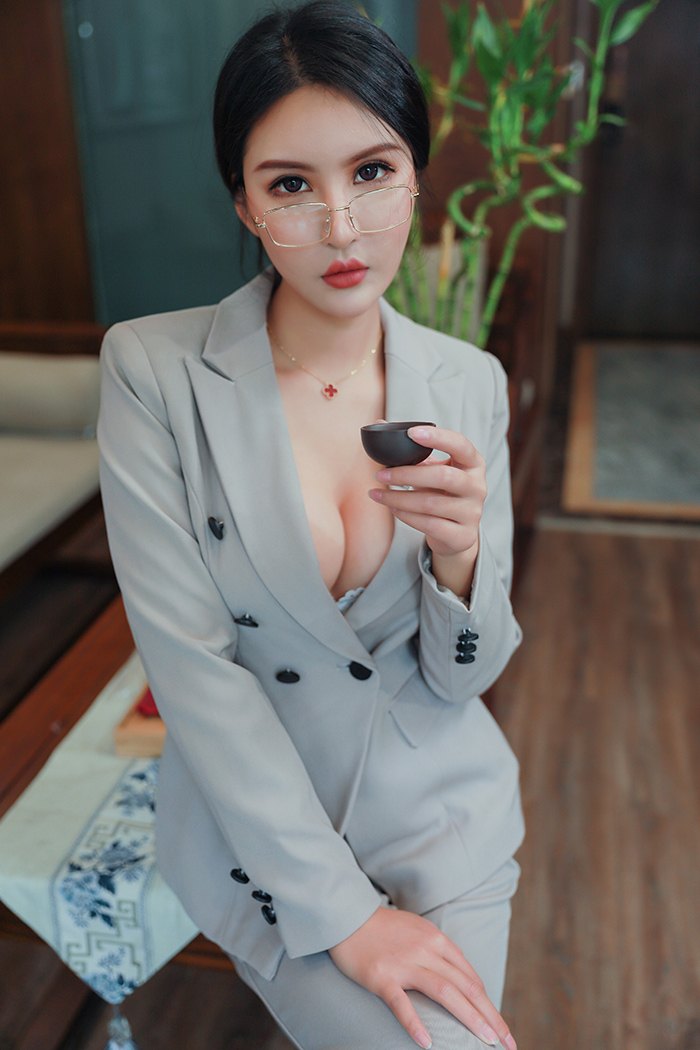 极品小秘书Emily无内丝袜包臀露酥胸