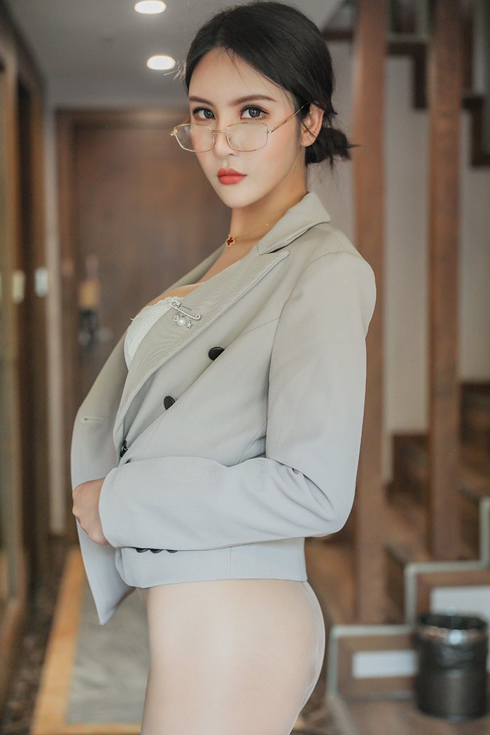 极品小秘书Emily无内丝袜包臀露酥胸