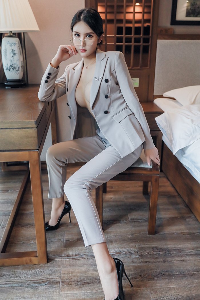 极品小秘书Emily无内丝袜包臀露酥胸