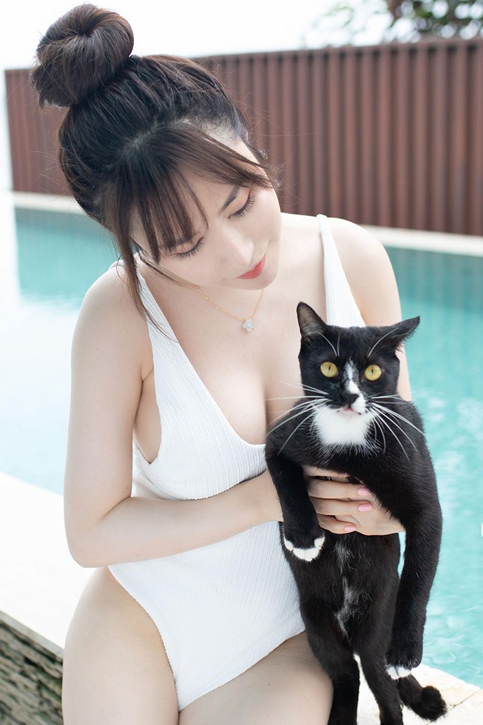 绝色美女夏希子白嫩巨乳暗送秋波