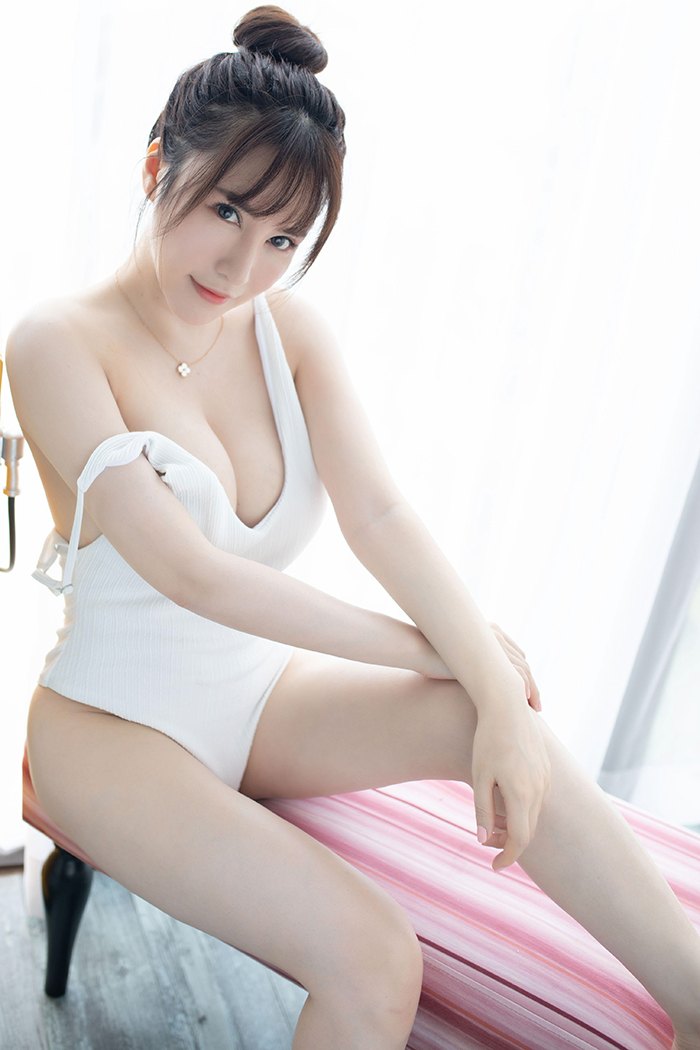 绝色美女夏希子白嫩巨乳暗送秋波