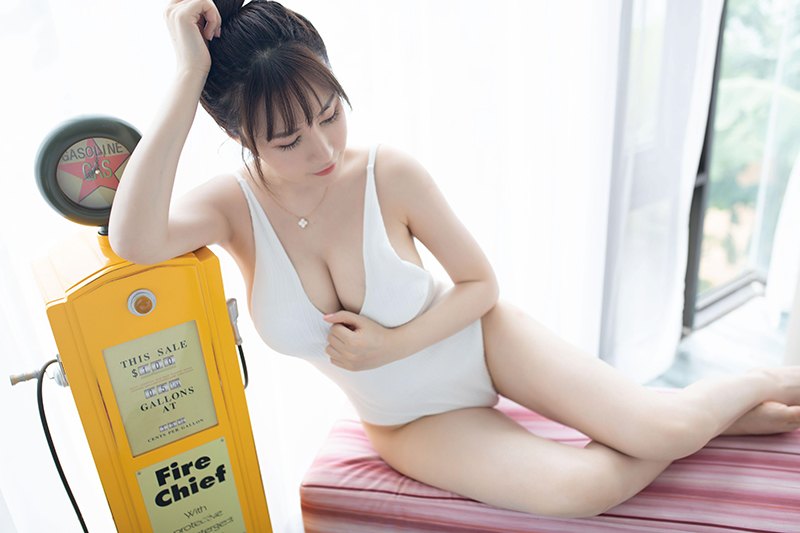 绝色美女夏希子白嫩巨乳暗送秋波