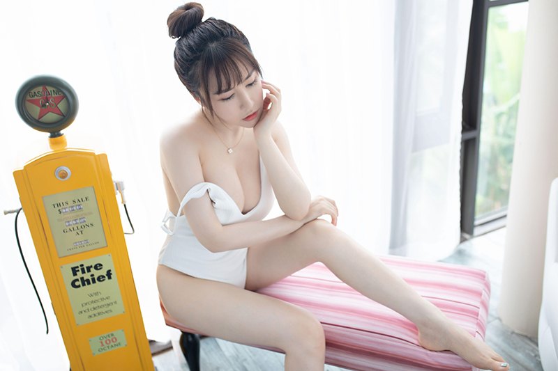 绝色美女夏希子白嫩巨乳暗送秋波