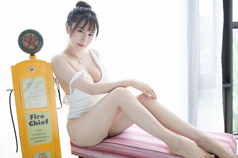 绝色美女夏希子白嫩巨乳暗送秋波