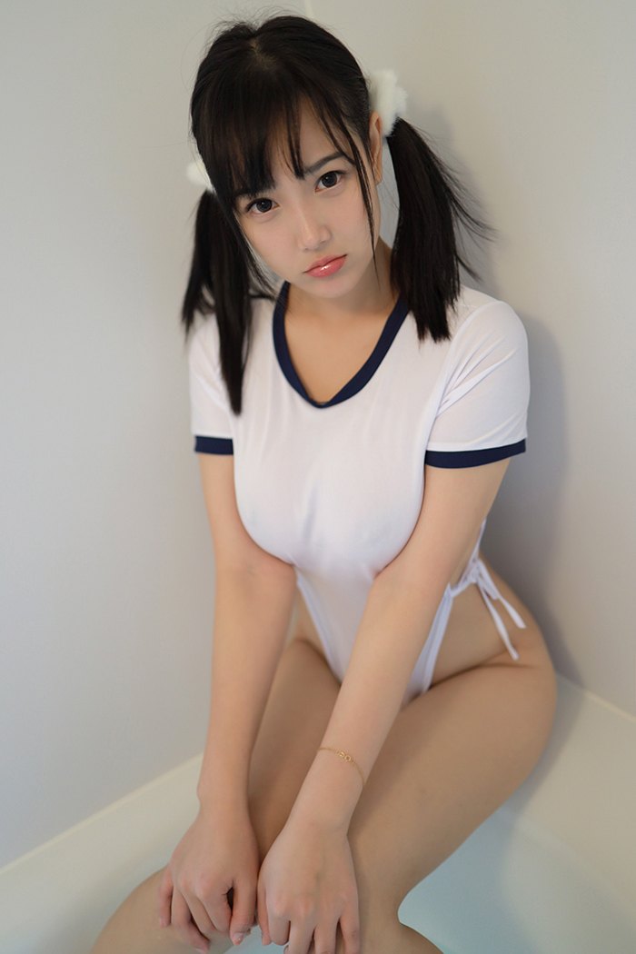 热辣迷妹徐微微童颜巨乳浴室诱惑