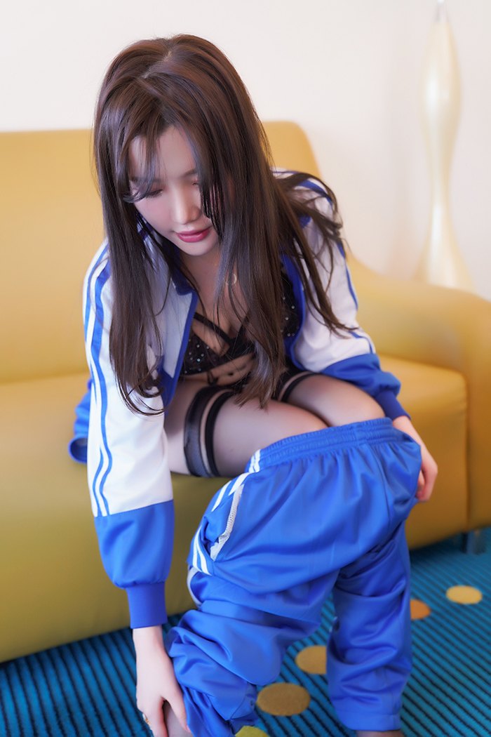 巨乳学生妹糯美子火爆身材娇羞欲滴