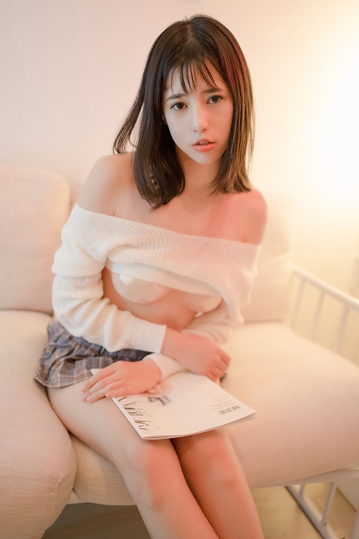 清纯小妹艾栗栗丝滑肌肤唯美动人