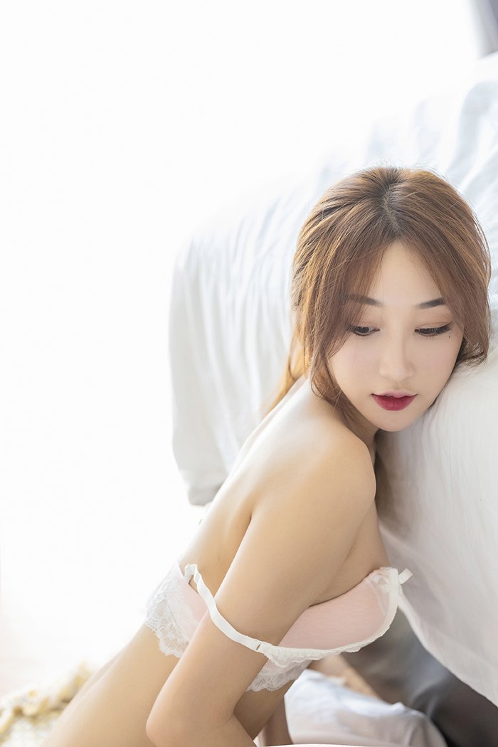 极品玉女九月生旗袍肉丝长腿撩人