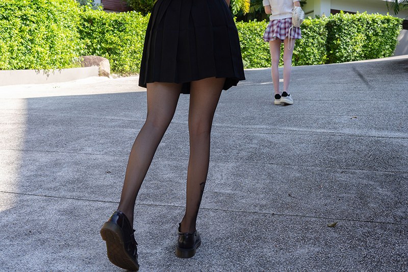 巨乳姐姐王雨纯同周于希相互舔舐爱抚