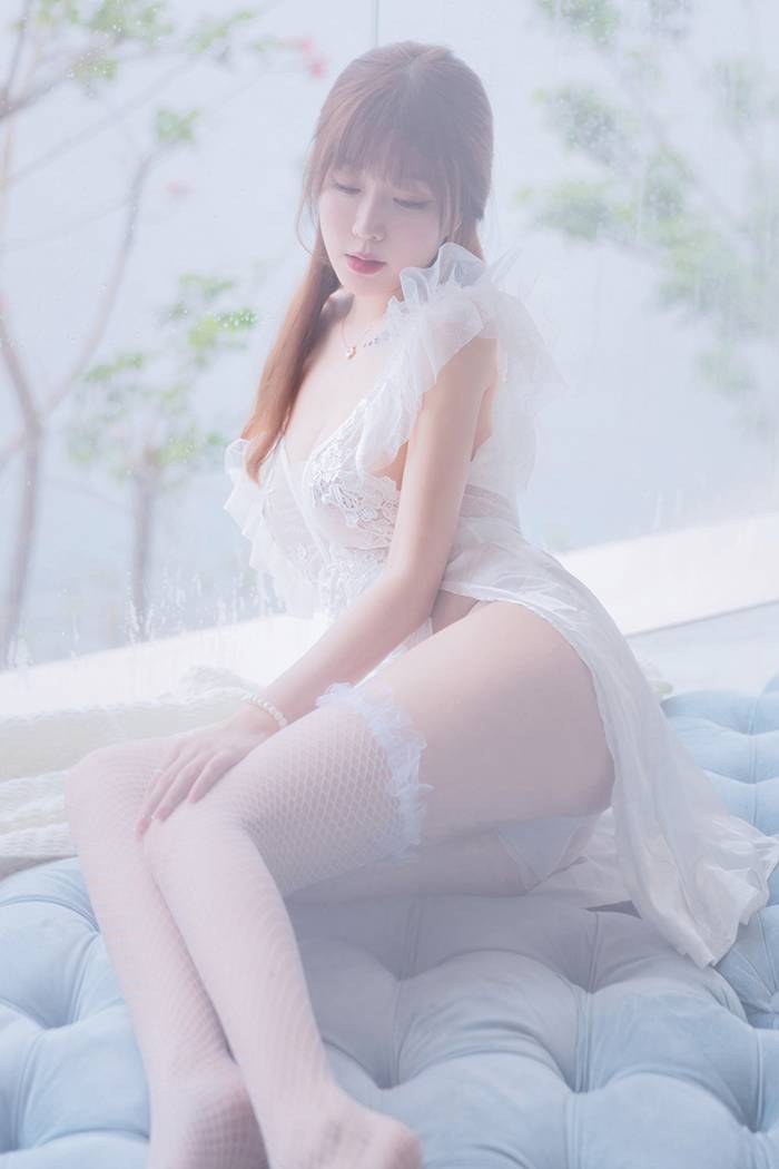 唯美人妻王雨纯手托巨乳咬唇魅惑