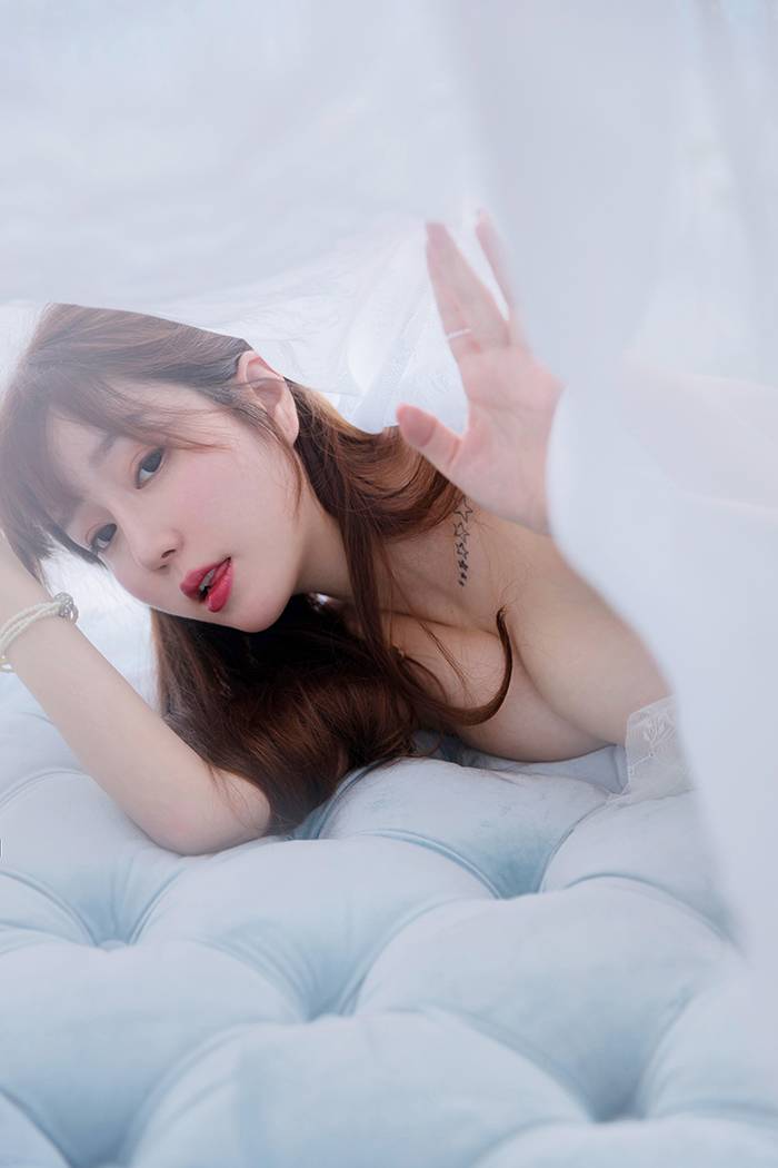 唯美人妻王雨纯手托巨乳咬唇魅惑