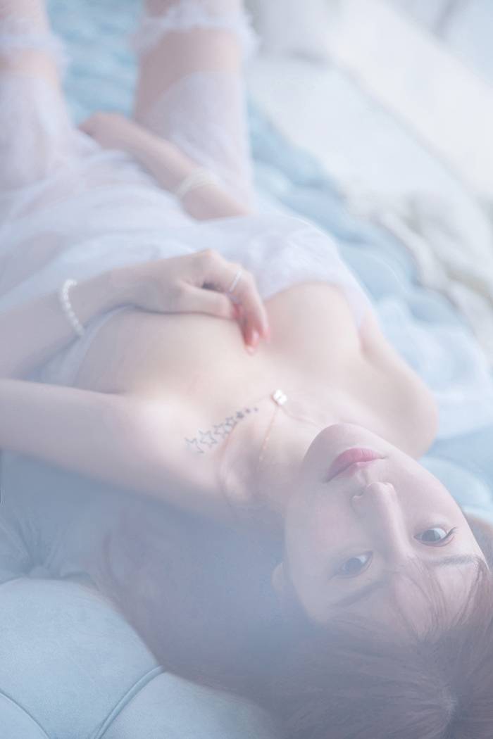 唯美人妻王雨纯手托巨乳咬唇魅惑