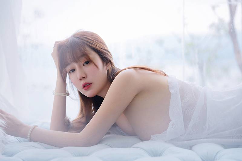 唯美人妻王雨纯手托巨乳咬唇魅惑