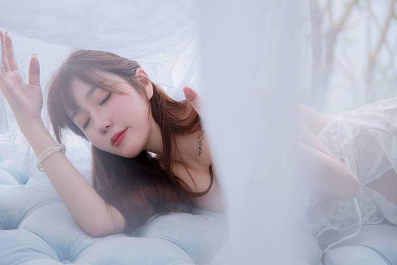 唯美人妻王雨纯手托巨乳咬唇魅惑