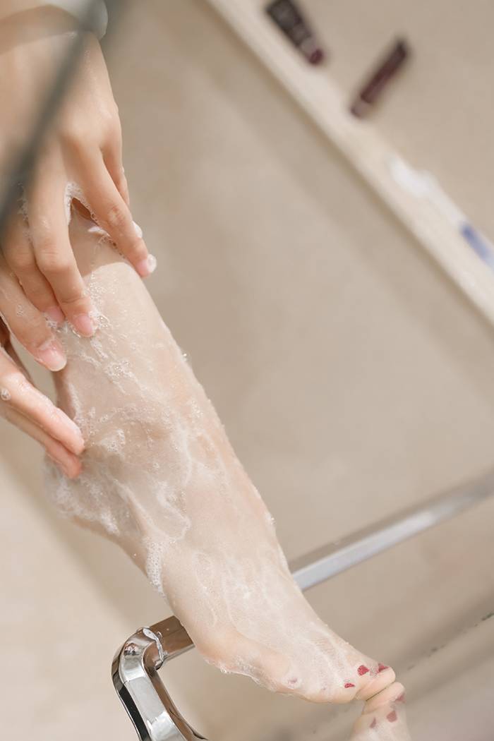 热辣小姐蓝夏丝袜包臀上演湿身诱惑