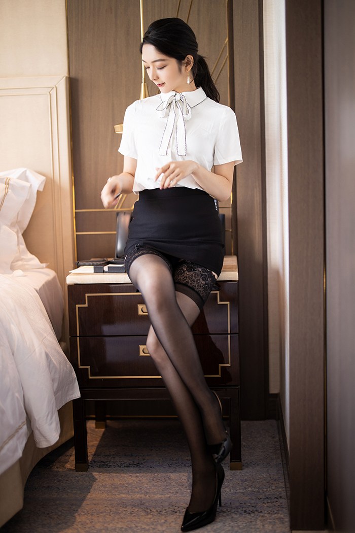 甜甜秘书小热巴黑丝高跟大显酥胸