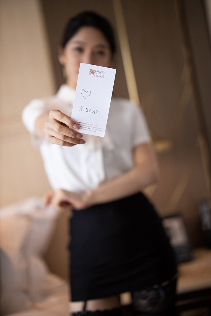 甜甜秘书小热巴黑丝高跟大显酥胸