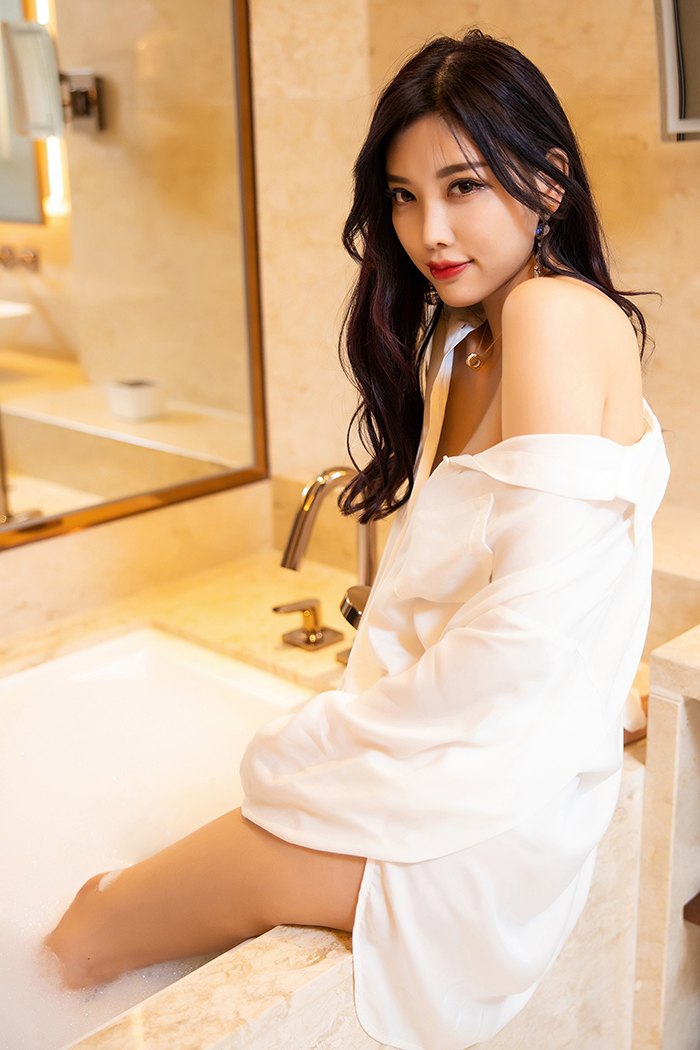 浴室女神杨晨晨丝滑长腿大秀玉足