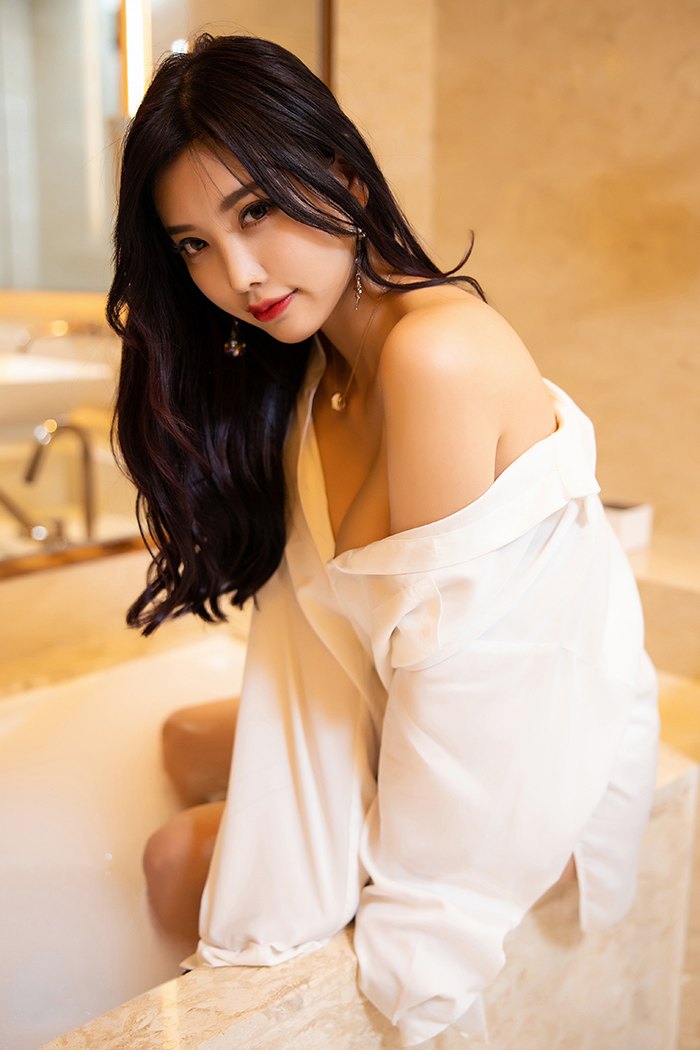 浴室女神杨晨晨丝滑长腿大秀玉足