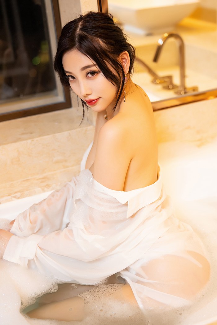 浴室女神杨晨晨丝滑长腿大秀玉足