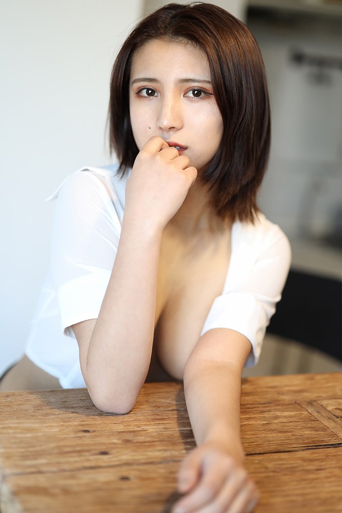 风骚女友久久黑丝包臀娇羞露美乳