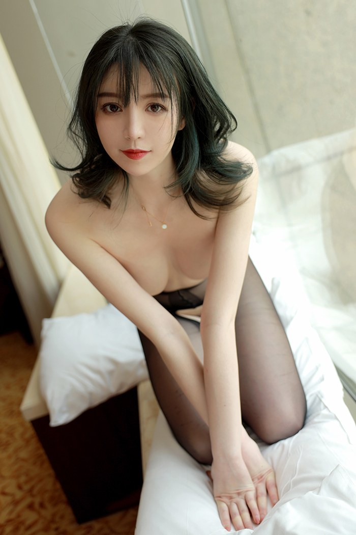 大眼萌妹优优黑丝蜜臀赤裸诱惑动人