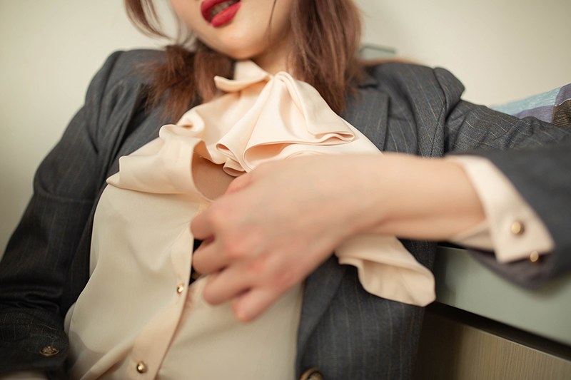 美女辅导员阿朱黑丝高跟裸露查寝