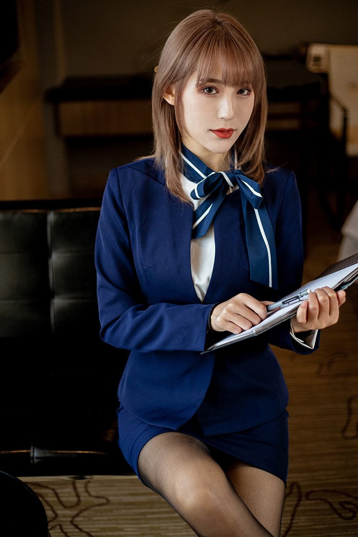 服务小姐周慕汐黑丝高跟美腿秀身材