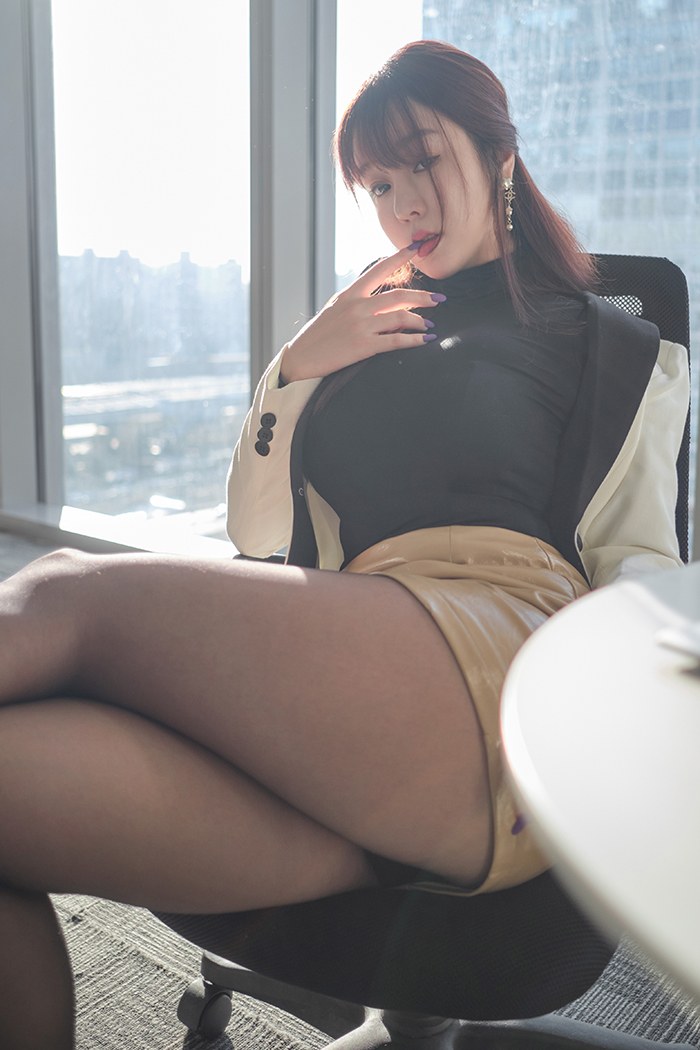 多情秘书王雨纯黑丝包臀豪乳深沟