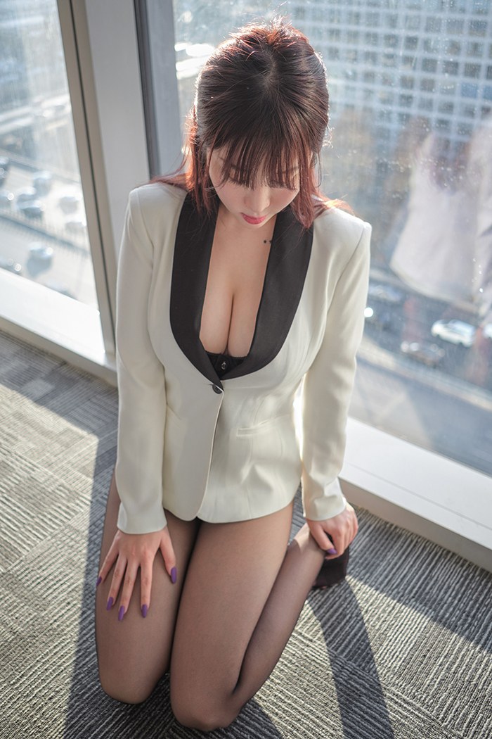 多情秘书王雨纯黑丝包臀豪乳深沟