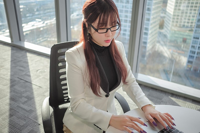 多情秘书王雨纯黑丝包臀豪乳深沟