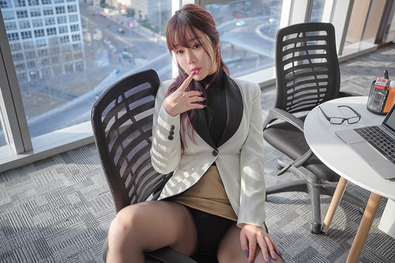 多情秘书王雨纯黑丝包臀豪乳深沟