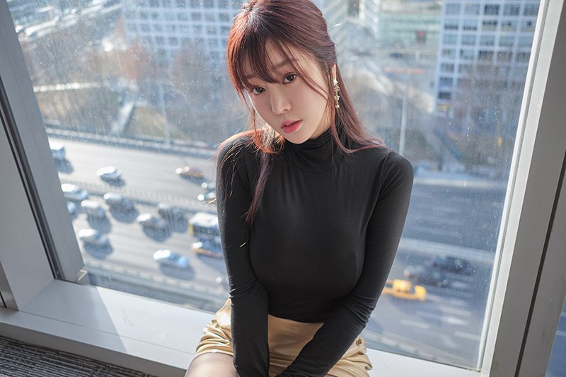 多情秘书王雨纯黑丝包臀豪乳深沟