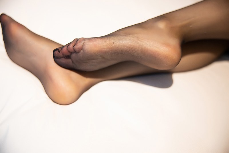 妖媚女郎梦心月黑丝高跟搔首弄姿