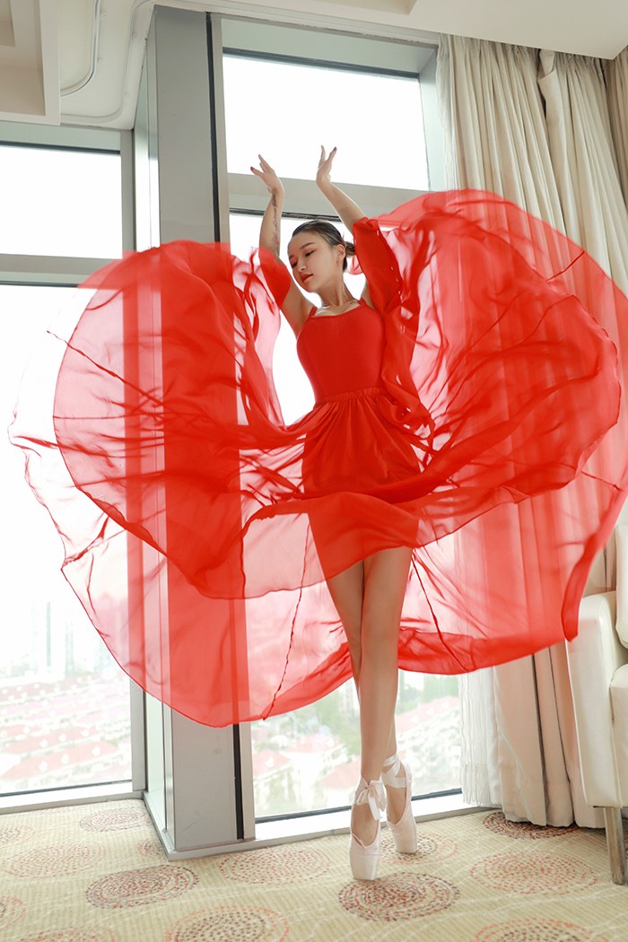 热辣舞女小壁虎吖圆滑美乳全裸诱惑